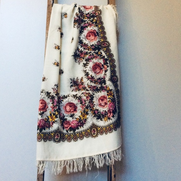 Pavlovo Posad Accessories - Vintage 100% Wool Pavlovsky Posad Russian Shawl